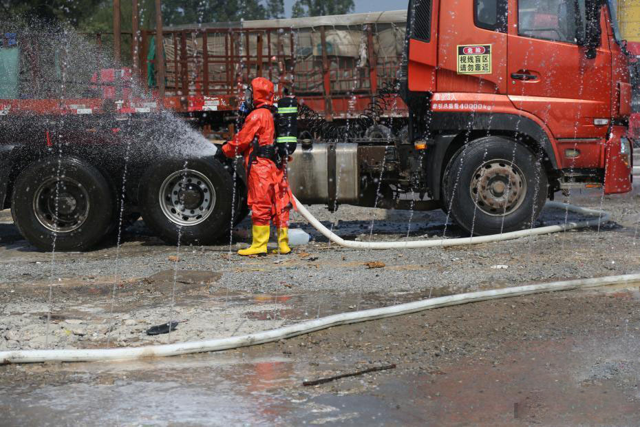 【交通速报】广西钦州载有31吨双氧水的运输罐车发生泄漏，并引燃附近草丛
