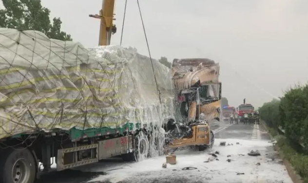【突发】夺命槽罐车！30吨危化品险泄露，多个高速紧急封锁！