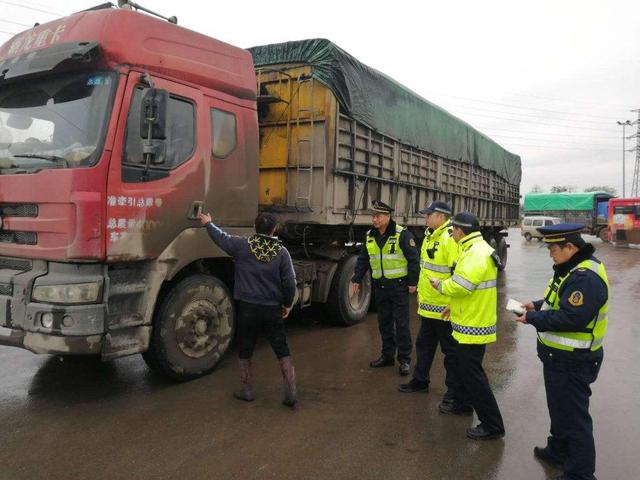 【“危”视界】运价为什么一降再降？看看这些超载车 能装还低价竞争让人绝望