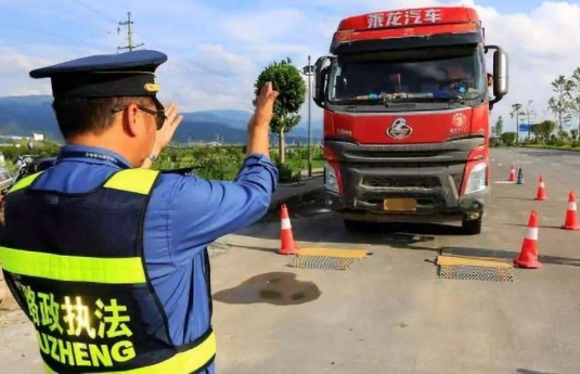 货车挂靠公司期间，发生交通事故由谁承担赔偿责任？
