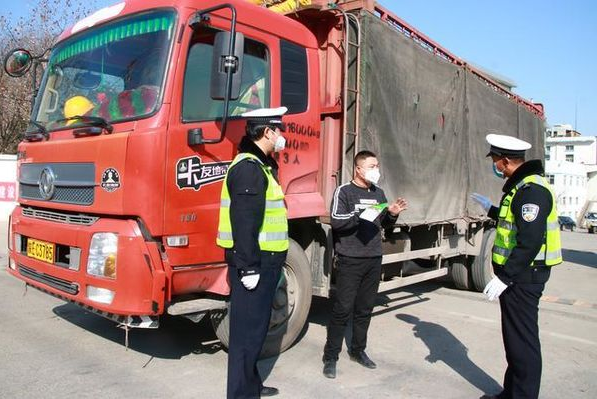 【卡友实拍】山西某路政工作人员收黑钱，8900元罚款变300元！