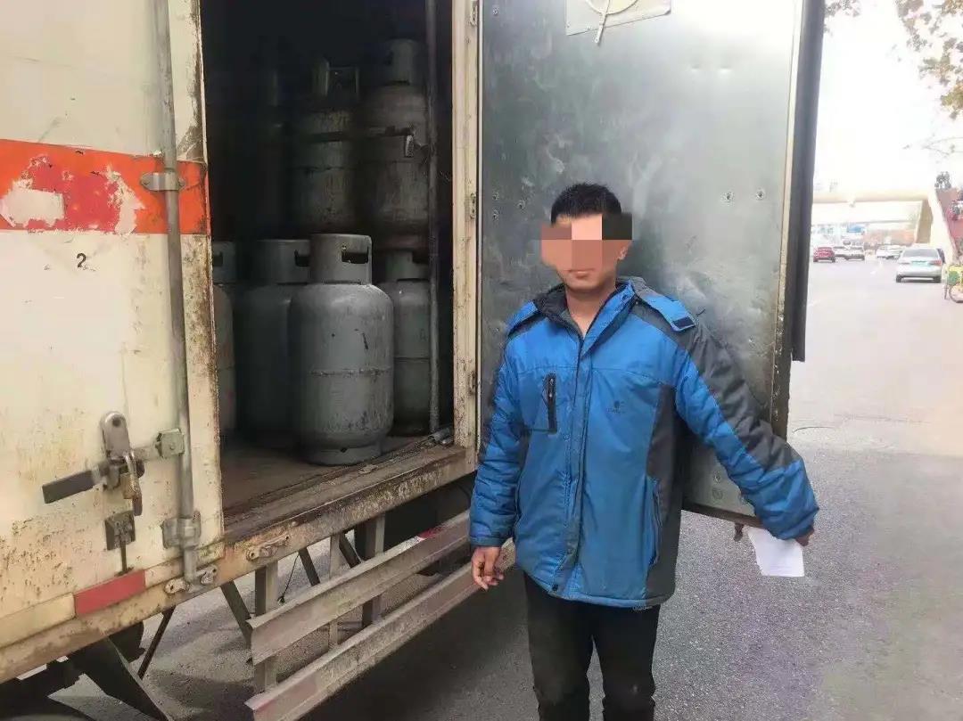 驾驶危险品运输车 警示标志不能少