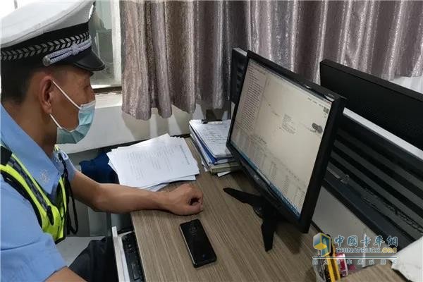 博州公安交警深入辖区危化品运输企业开展安全生产大检查