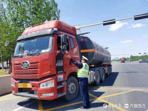 无棣交警严查危化品车辆筑牢交通安全防线