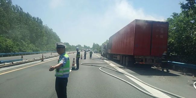 高速交警緊急處置一貨車自燃事故