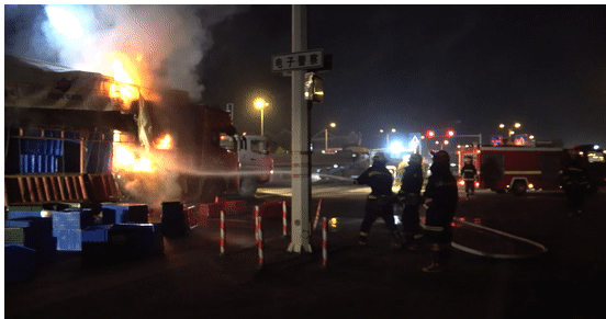 给“逆行”司机点赞！宜春一货车起火，路过水泥罐车秒变“洒水车”！