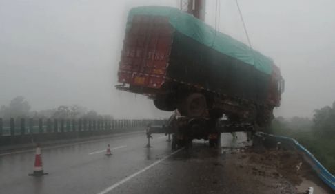 全国降雨告急！卡友：停车要钱，不停车要命！