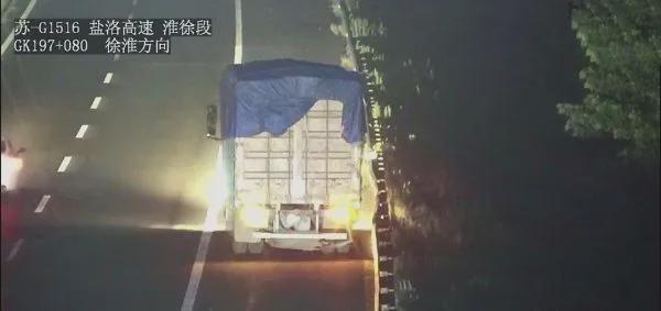 江苏一卡友冲撞警车，追了6个小时以后才拦下