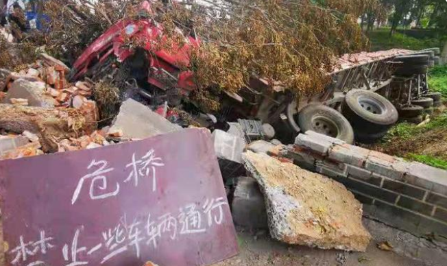 货车因不慎撞坏桥梁被扣押，年轻卡友叫苦不迭！