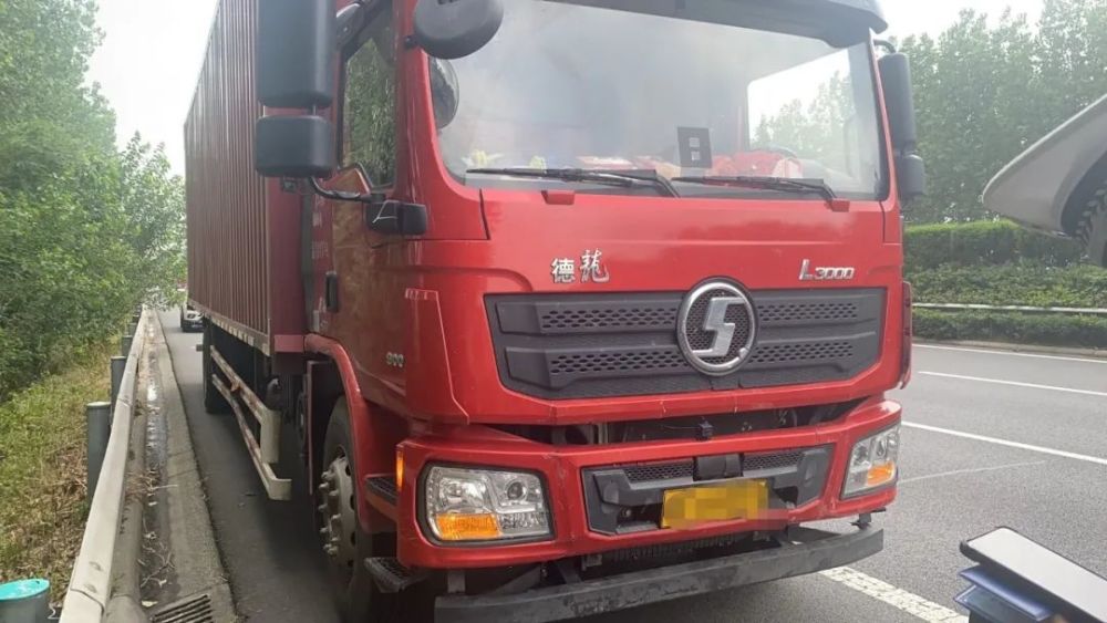 胆子真肥！无证驾驶大货车，还在高速公路上停车睡觉