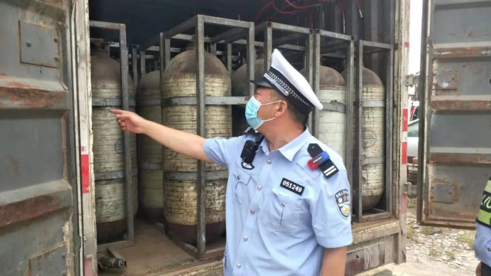 濮阳一厢式货车暗藏“猫腻”，民警拦截后发现惊人一幕！