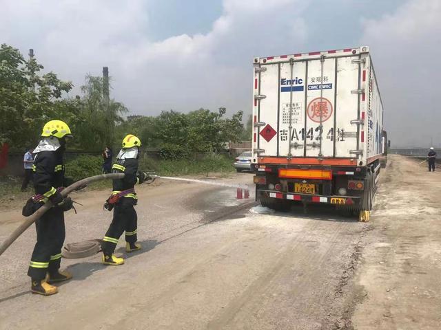 危化品运输车辆后轮起火紧急救援？原来是消防演习