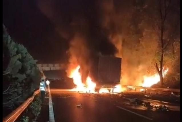 路遇货车起火,这位河北司机毫不犹豫冲入火海救人