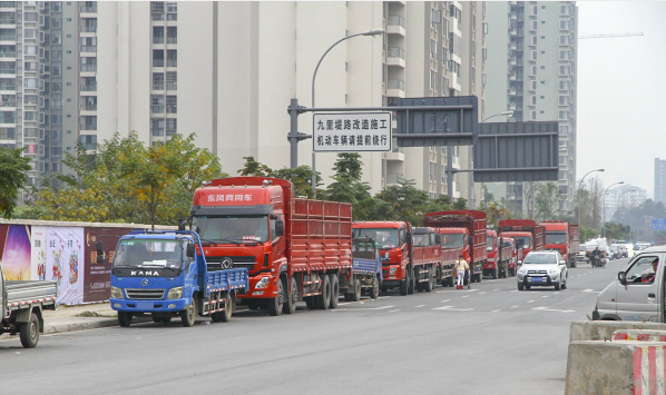 货车停路边遭举报 卡友:停车场另作他用