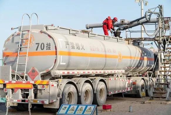 危险品运输从业十年，他每天早5晚8