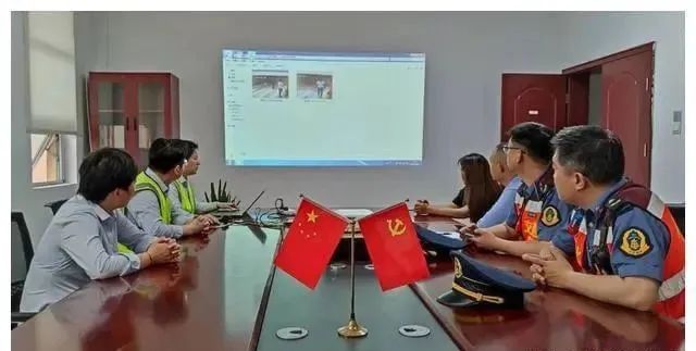 4货车组队冲岗遭“警路企”联合追缴！