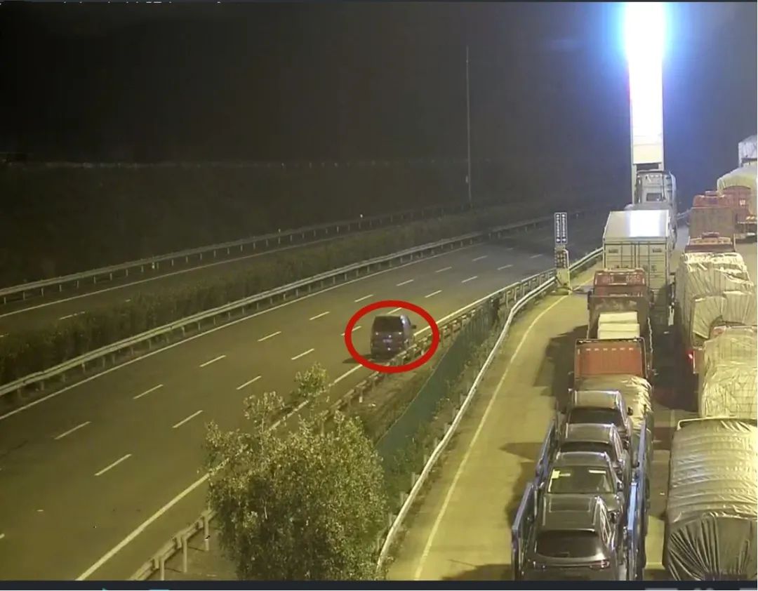 胆大！小车应急车道拉管偷油