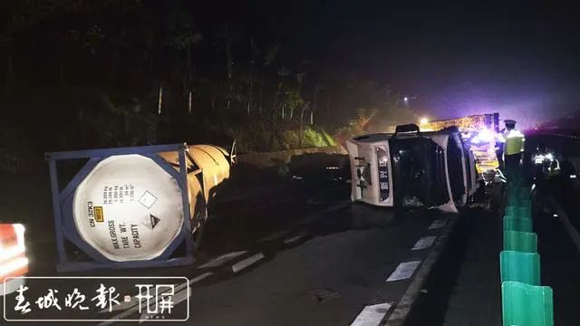 27吨危化品车高速侧翻，随时可能泄漏，关键时刻……