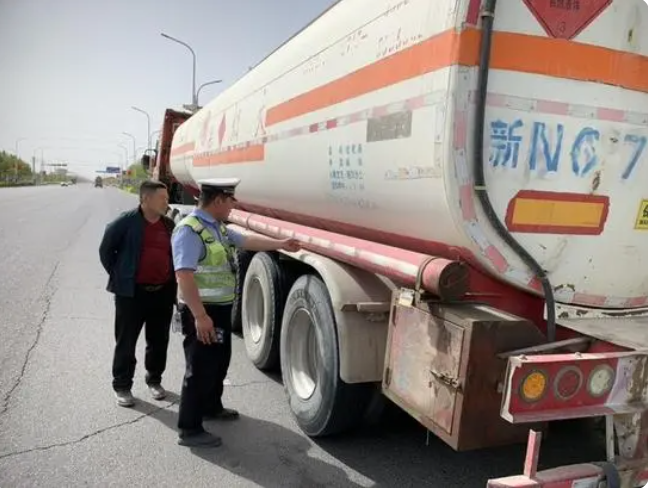 新疆温宿：严查严管危化品运输车 源头筑牢交通安全防线