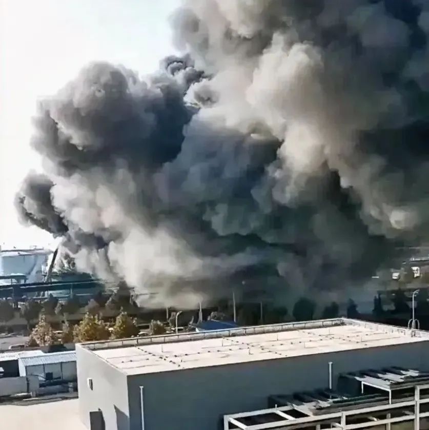 山东巨野一化工厂突发火灾！浓烟滚滚