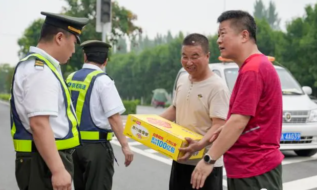 河北11辆危化品运输车被困，满载330吨危化品！