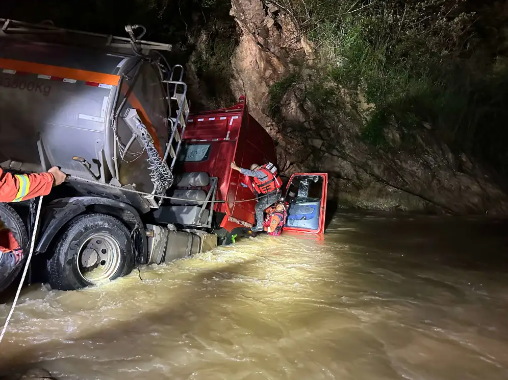 惊险！临沧一油罐车坠入河道，河水不断上涨……