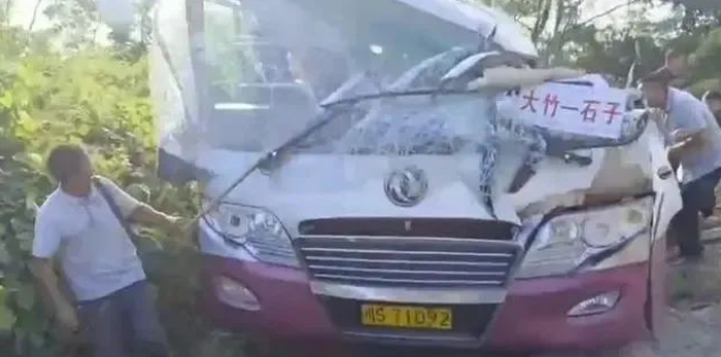 5死16伤！四川大竹一货车与客车相撞酿惨剧！