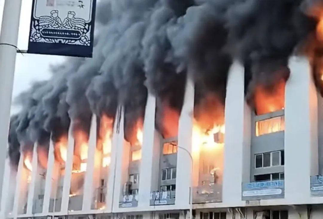 突发！火势凶猛！浙江又一工厂发生火灾，现场浓烟滚滚！