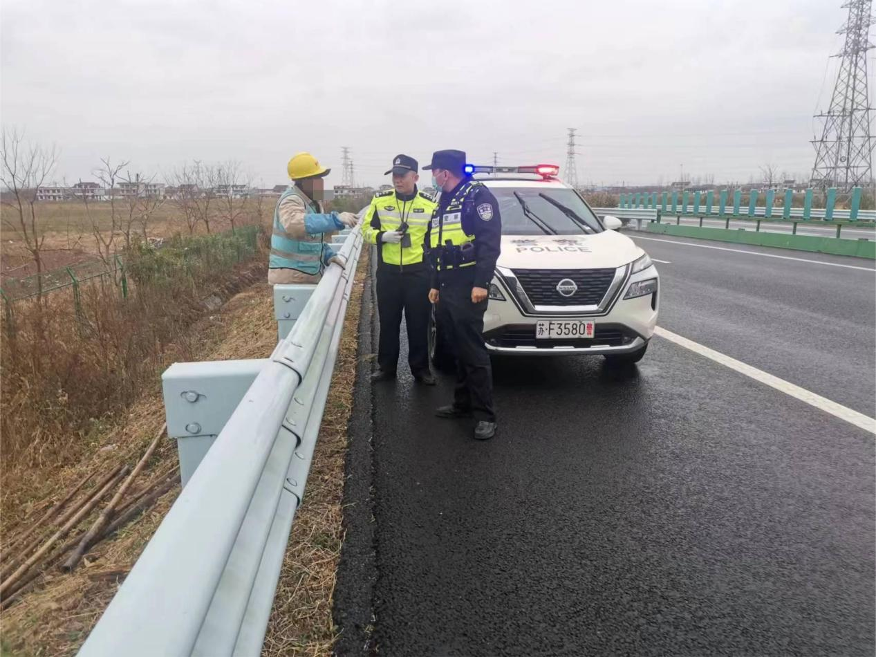 危险！老人横穿高速公路拾柴火 经过车辆纷纷避让！