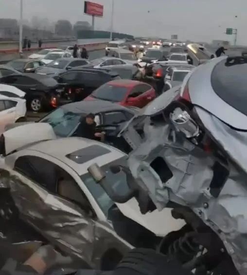 苏州一高架路面结冰上百辆车相撞，致9人受伤