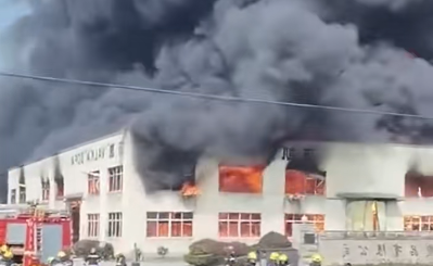 浙江一厂房发生火灾，现场浓烟滚滚，整栋楼被大火吞噬