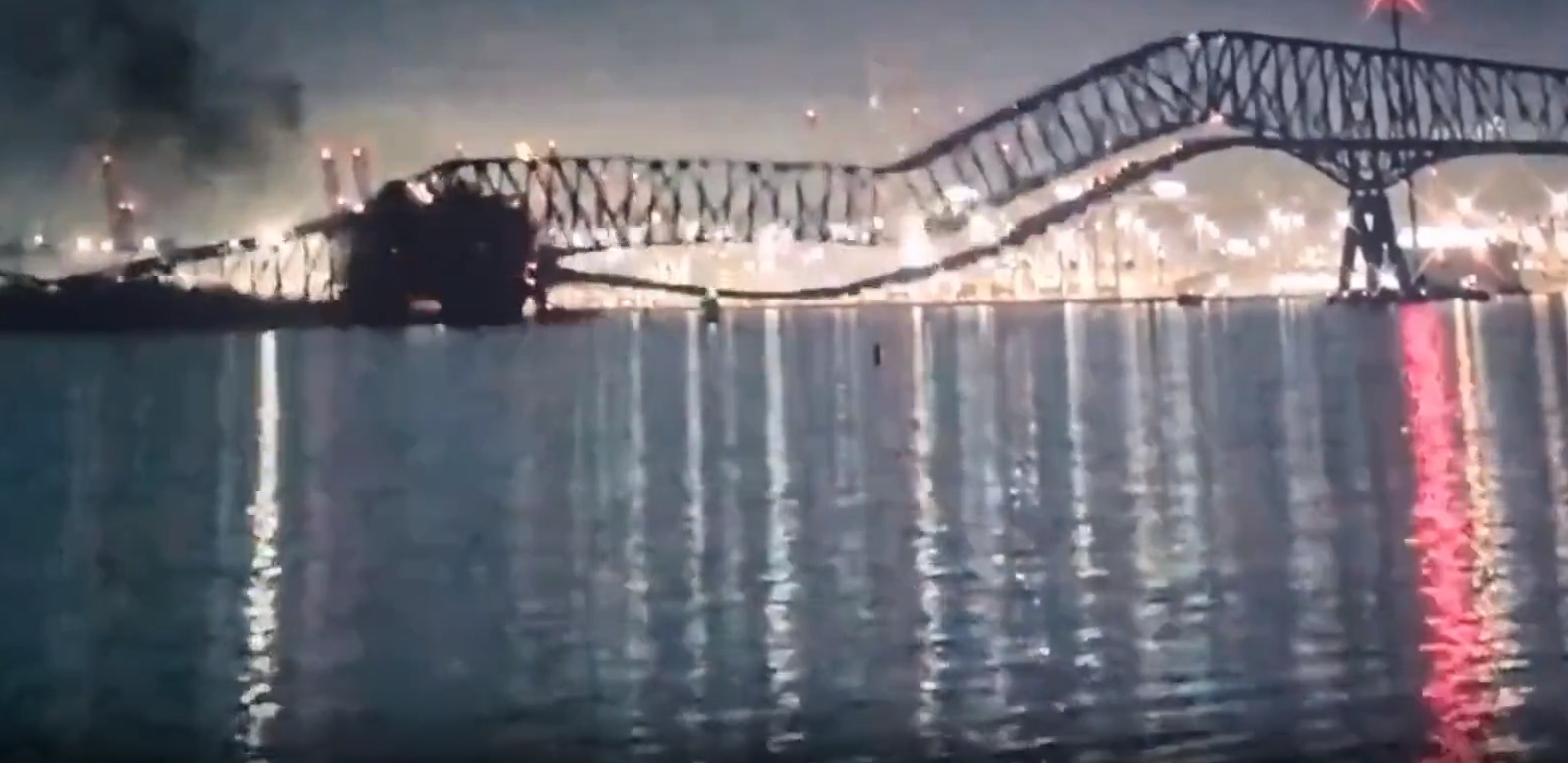 美国一大桥被货船撞塌，目前伤亡不明