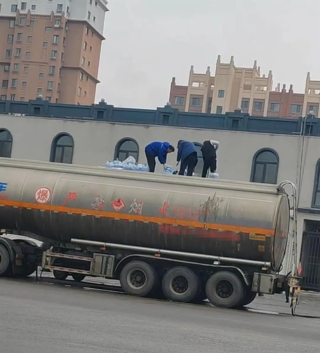 哈尔滨通报“油罐车注水外运”：系外地车辆，已报案