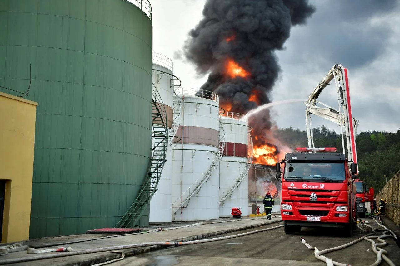 历时15小时，贵定县储油罐体火灾被扑灭
