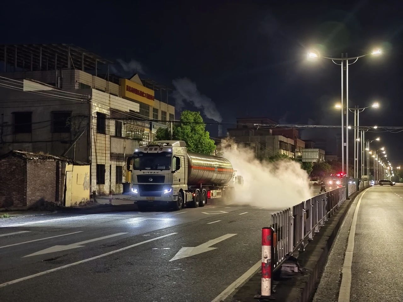 一装载二氧化碳槽罐车发生泄漏！