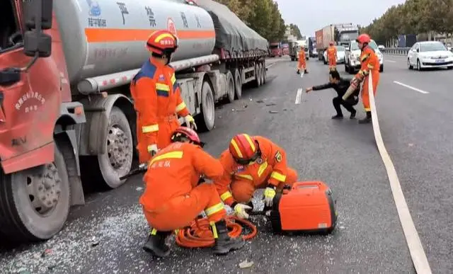 一货车紧急制动故障追尾油罐车 致三车相撞两人被困