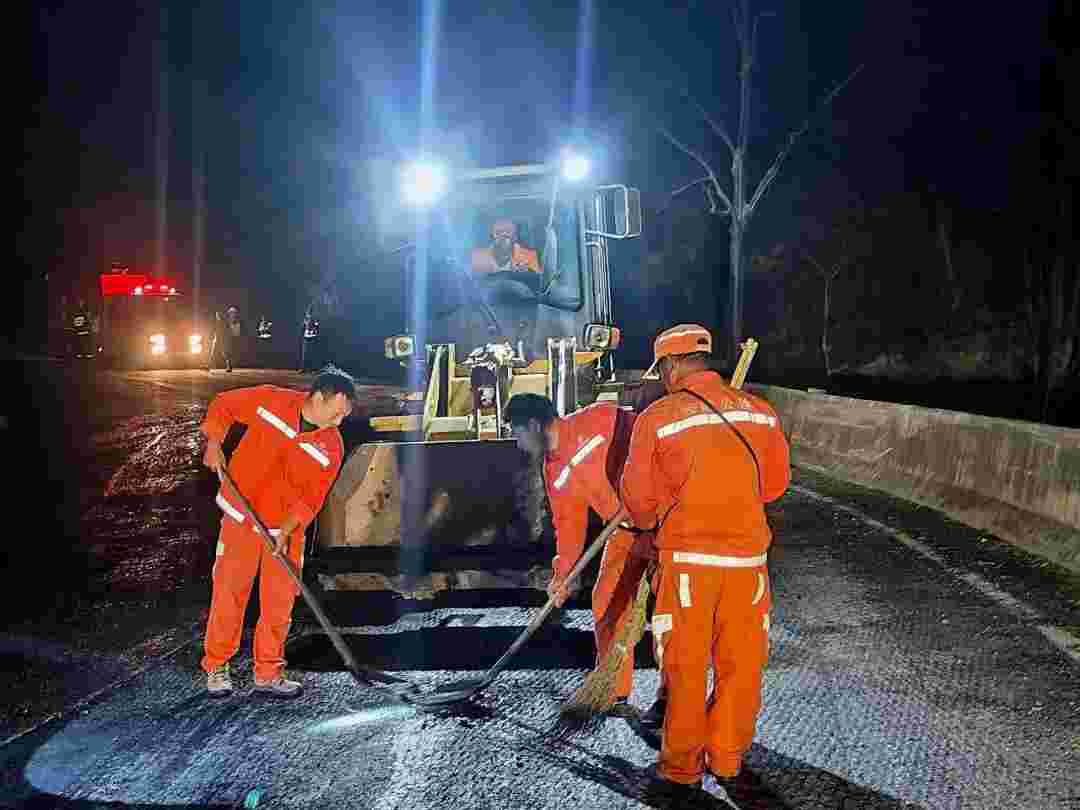 惊险！云南保山市龙陵一公路载有汽油的油罐车侧翻起火