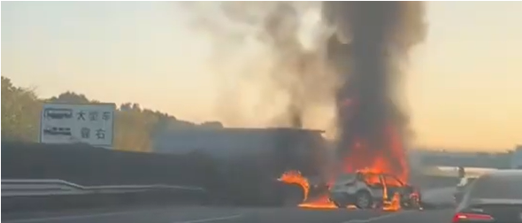 苏州一油罐车变“火龙”吞噬轿车，油罐车起火后引燃被撞轿车