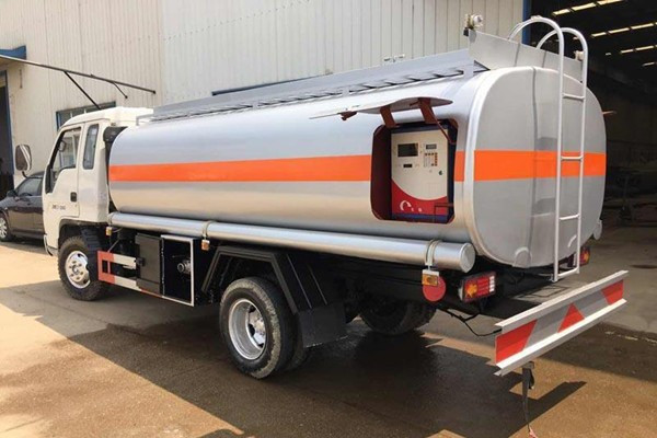 易罐中国化工物流网-油罐车后面为什么拖着一根铁链?